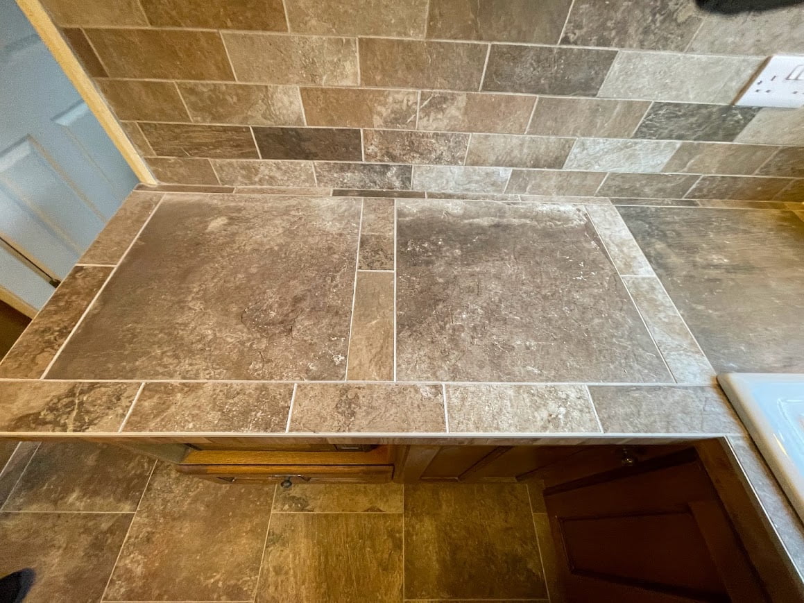 new porcelain tiled wall and work top in a Spanish style, tile fitter service from hardfloor restoration